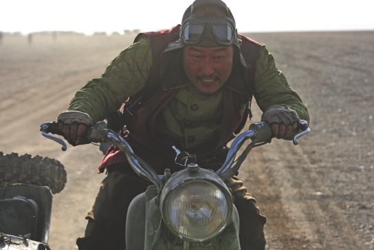 the-weird-small2 the weird small2 The Good, The Bad, The Weird Review: Korean Kimchi Western Flick That Must Be Watched!