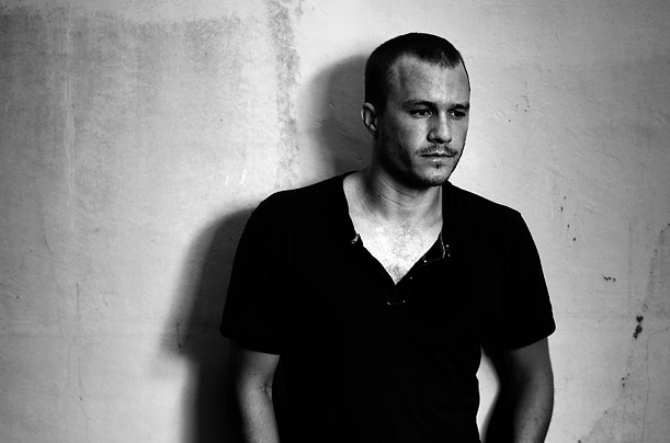 heath ledger 01 Heath Ledgers Joker Wins Golden Globe Award 4 Best Supporting Actor! The Dark Knight is Still Killin.