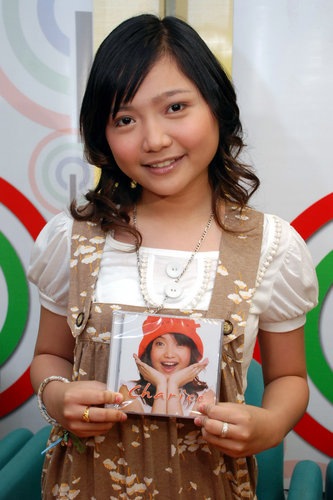 charice pempengco signing Charice Pempengco Covers And I Am Telling You Im Not Going by Dream Girls. Love The Dream Girls.