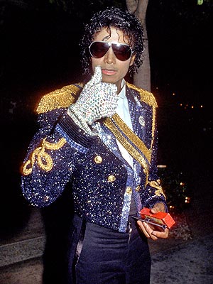jackson epaulettes Michael Jackson Tribute @ Stockholm July 8, 2009! Thats a lot of Beat It lovers! 