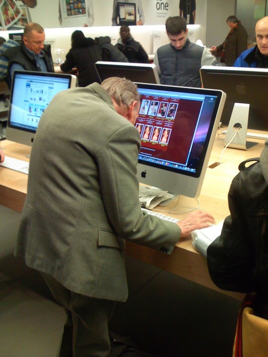 mac-store-computer-porn-shop-old-people.jpg