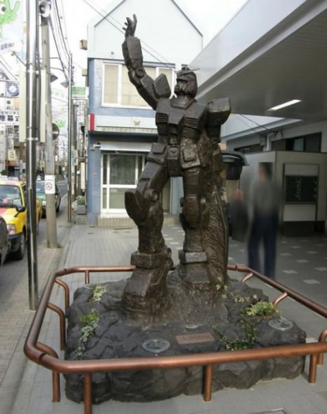 osaka gundam statue