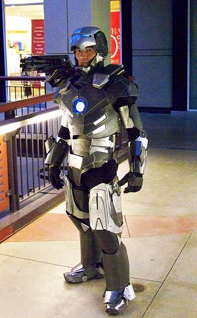 http://loyalkng.com/wp-content/uploads/2010/01/iron-man-2-war-machine-costume-cosplay-superhero-hype-comicbook1.jpg