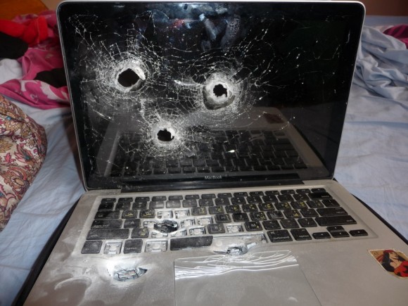 Gunned-apart-MacBook-image-002-580x435.jpg